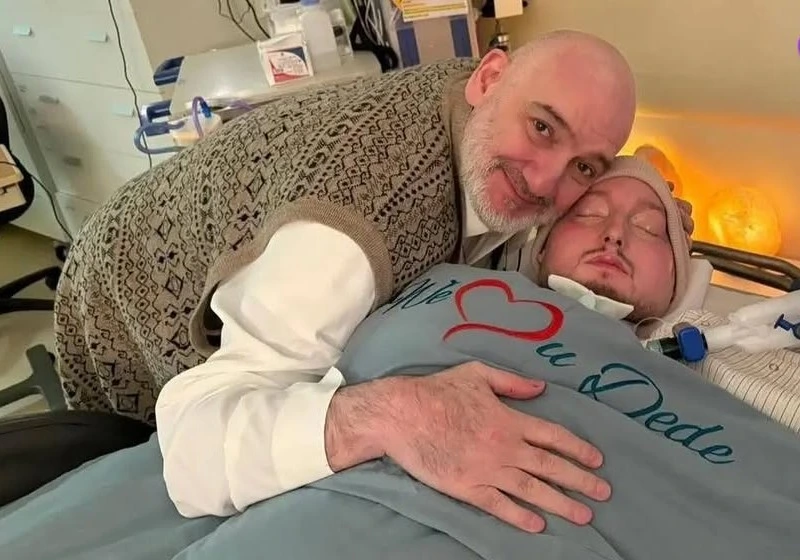 Pangeran Al Waleed bin Khaled bersama sang ayah saat koma selama 20 tahun. (Foto: IG @khaledalwaleed)