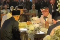 Prosesi pernikahan anak Gubernur Jawa Barat Dedi Mulyadi, Maula Akbar Mulyadi Putra, dengan Putri Karlina yang menjabat sebagai Wakil Bupati Garut, Jumat (18/7/2025). (Foto: Tangkapan layar IG @kdm_jawabarat)