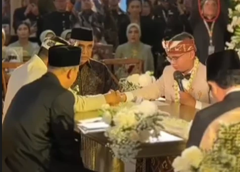 Prosesi pernikahan anak Gubernur Jawa Barat Dedi Mulyadi, Maula Akbar Mulyadi Putra, dengan Putri Karlina yang menjabat sebagai Wakil Bupati Garut, Jumat (18/7/2025). (Foto: Tangkapan layar IG @kdm_jawabarat)