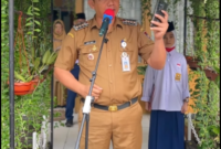 Camat Lubeg, Nofiandi Amir, SH, MH menyampaikan amanat saat menjadi pembina upacara di SMP Negeri 24 Padang, Senin (21/7/2025). (Foto: Ist)