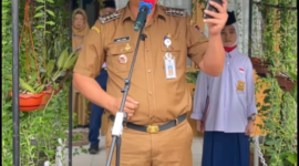 Camat Lubeg, Nofiandi Amir, SH, MH menyampaikan amanat saat menjadi pembina upacara di SMP Negeri 24 Padang, Senin (21/7/2025). (Foto: Ist)