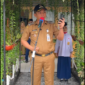 Camat Lubeg, Nofiandi Amir, SH, MH menyampaikan amanat saat menjadi pembina upacara di SMP Negeri 24 Padang, Senin (21/7/2025). (Foto: Ist)