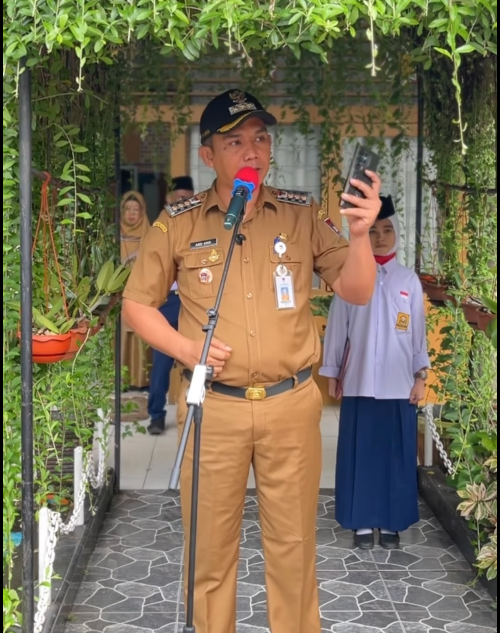 Camat Lubeg, Nofiandi Amir, SH, MH menyampaikan amanat saat menjadi pembina upacara di SMP Negeri 24 Padang, Senin (21/7/2025). (Foto: Ist)