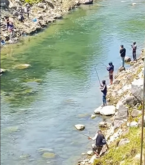 Pokmaswas Perikanan Kelurahan Kampung Baru Nan XX, Kecamatan Lubeg menggelar Lomba Memancing Ikan Gariang Sabtu (19/7/2025). (Foto: Ist)