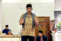 Camat Lubeg Nofiandi Amir memberikan sambutan saat menghadiri Peringatan 1 Muharram 1447 H di Masjid Nurul Iman Buah Patai, Kelurahan Batuang Taba Nan XX, Rabu (23/7/2025). (Foto: Ist)