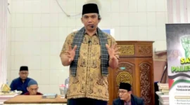 Camat Lubeg Nofiandi Amir memberikan sambutan saat menghadiri Peringatan 1 Muharram 1447 H di Masjid Nurul Iman Buah Patai, Kelurahan Batuang Taba Nan XX, Rabu (23/7/2025). (Foto: Ist)
