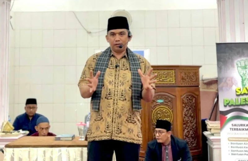 Camat Lubeg Nofiandi Amir memberikan sambutan saat menghadiri Peringatan 1 Muharram 1447 H di Masjid Nurul Iman Buah Patai, Kelurahan Batuang Taba Nan XX, Rabu (23/7/2025). (Foto: Ist)