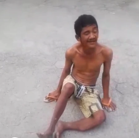 Satpol PP Padang mengamankan pengemis berpura-pura cacat di Lolong Belanti, Kamis (24/7/2025). (Foto: Humas Satpol PP Padang)
