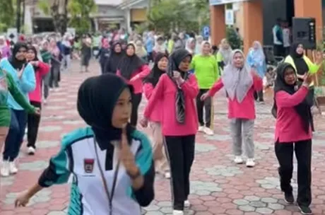 Gebyar Senam Jantung Sehat dalam rangka memeriahkan BBGRM 2025 di Kantor Camat Lubeg, Rabu (30/7/2025).