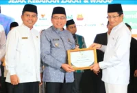 Wakil Wali Kota Padang Maigus Nasir menerima penghargaan dari Menteri Agama RI Nasaruddin Umar, Jumat (4/7/2025). (Foto: Prokopim Padang)