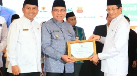 Wakil Wali Kota Padang Maigus Nasir menerima penghargaan dari Menteri Agama RI Nasaruddin Umar, Jumat (4/7/2025). (Foto: Prokopim Padang)