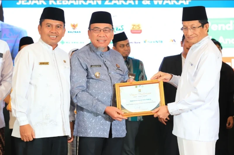 Wakil Wali Kota Padang Maigus Nasir menerima penghargaan dari Menteri Agama RI Nasaruddin Umar, Jumat (4/7/2025). (Foto: Prokopim Padang)