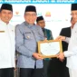 Wakil Wali Kota Padang Maigus Nasir menerima penghargaan dari Menteri Agama RI Nasaruddin Umar, Jumat (4/7/2025). (Foto: Prokopim Padang)