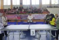 Ketua GOW Kota Padang, Ny. Sri Hayati Maigus Nasir menutup turnamen bola voli dan tenis meja di GOR UNP, Minggu (6/7/2025). (Foto: Diskominfo Padang)