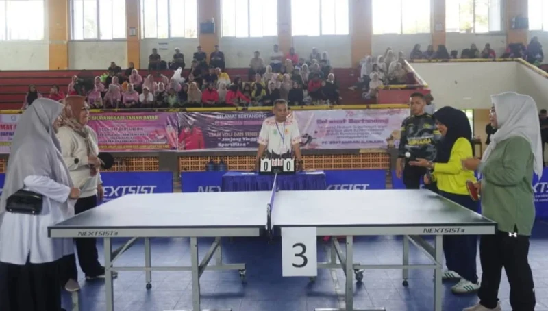 Ketua GOW Kota Padang, Ny. Sri Hayati Maigus Nasir menutup turnamen bola voli dan tenis meja di GOR UNP, Minggu (6/7/2025). (Foto: Diskominfo Padang)