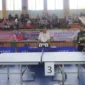 Ketua GOW Kota Padang, Ny. Sri Hayati Maigus Nasir menutup turnamen bola voli dan tenis meja di GOR UNP, Minggu (6/7/2025). (Foto: Diskominfo Padang)