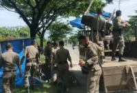 Satpol PP Padang melakukan penertiban PKL di kawasan Jalan Perdana, Kelurahan Aie Pacah, Kecamatan Koto Tangah, Kamis (17/7/2025). (Foto: Humas Satpol PP Padang)