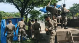 Satpol PP Padang melakukan penertiban PKL di kawasan Jalan Perdana, Kelurahan Aie Pacah, Kecamatan Koto Tangah, Kamis (17/7/2025). (Foto: Humas Satpol PP Padang)