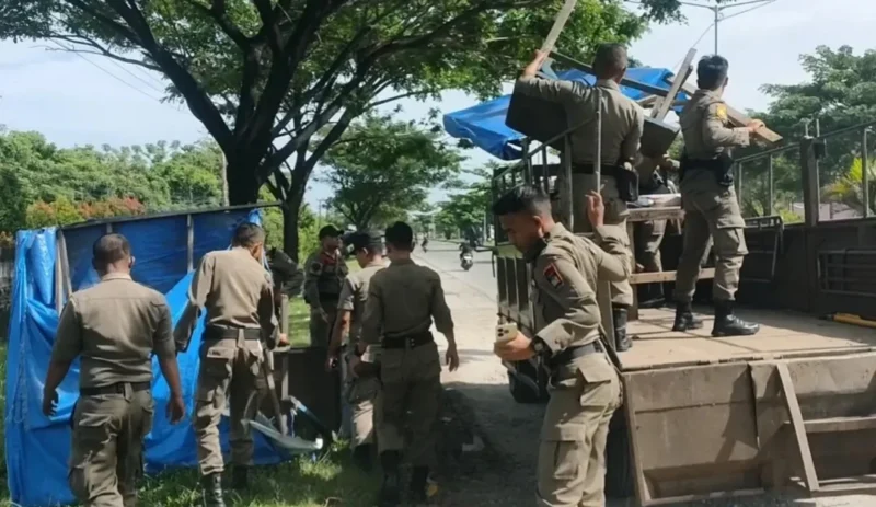 Satpol PP Padang melakukan penertiban PKL di kawasan Jalan Perdana, Kelurahan Aie Pacah, Kecamatan Koto Tangah, Kamis (17/7/2025). (Foto: Humas Satpol PP Padang)