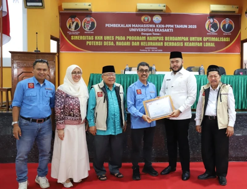 Wali Kota Padang, Fadly Amran menjadi narasumber dalam kegiatan pembekalan mahasiswa KKN-PPM Unes 2025 di Auditorium Unes, Sabtu (26/7/2025). (Foto: Prokopim Padang)