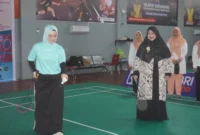 Penasehat DWP Padang, Ny. dr. Dian Puspita Fadly Amran, Sp.JP membuka Turnamen Bulutangkis DWP Padang Open 1.0 di GOR Bulutangkis Polda Sumbar, Sabtu (26/7/2025). (Foto: FB Diskominfo Padang)