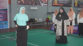 Penasehat DWP Padang, Ny. dr. Dian Puspita Fadly Amran, Sp.JP membuka Turnamen Bulutangkis DWP Padang Open 1.0 di GOR Bulutangkis Polda Sumbar, Sabtu (26/7/2025). (Foto: FB Diskominfo Padang)
