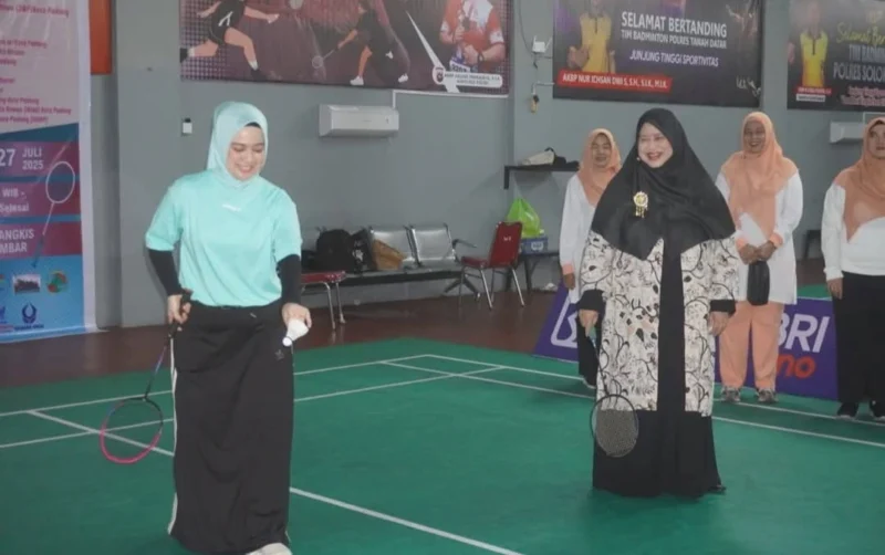 Penasehat DWP Padang, Ny. dr. Dian Puspita Fadly Amran, Sp.JP membuka Turnamen Bulutangkis DWP Padang Open 1.0 di GOR Bulutangkis Polda Sumbar, Sabtu (26/7/2025). (Foto: FB Diskominfo Padang)