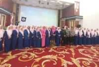 Wakil Bupati Pessel, Risnaldi Ibrahim dan Ketua TP-PKK Pessel Ny Lisda Hendrajoni foto bersama usai pelantikan pengurus GOW Pessel periode 2025-2030. (Foto: Dok. Kominfo Pessel)