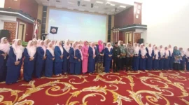 Wakil Bupati Pessel, Risnaldi Ibrahim dan Ketua TP-PKK Pessel Ny Lisda Hendrajoni foto bersama usai pelantikan pengurus GOW Pessel periode 2025-2030. (Foto: Dok. Kominfo Pessel)