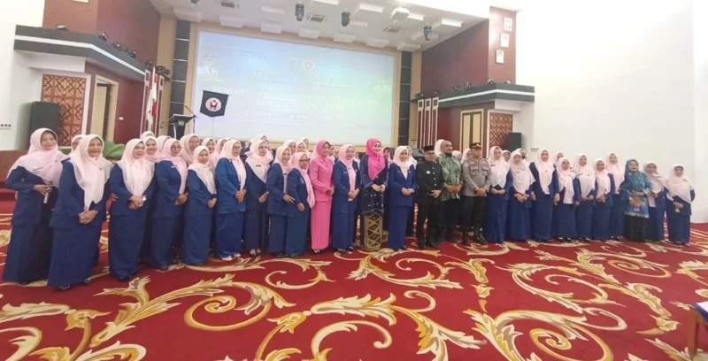 Wakil Bupati Pessel, Risnaldi Ibrahim dan Ketua TP-PKK Pessel Ny Lisda Hendrajoni foto bersama usai pelantikan pengurus GOW Pessel periode 2025-2030. (Foto: Dok. Kominfo Pessel)