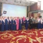 Wakil Bupati Pessel, Risnaldi Ibrahim dan Ketua TP-PKK Pessel Ny Lisda Hendrajoni foto bersama usai pelantikan pengurus GOW Pessel periode 2025-2030. (Foto: Dok. Kominfo Pessel)