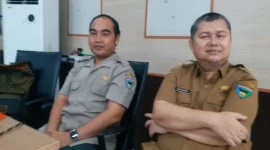 Kabid PSDAIK Bapedalitbang Pessel, Rudi Anwar (kanan) bersama perwakilan BPBD, Wahyu Ramadhani sebagai narasumber. (Foto: Diskominfo Pessel)