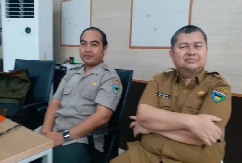 Kabid PSDAIK Bapedalitbang Pessel, Rudi Anwar (kanan) bersama perwakilan BPBD, Wahyu Ramadhani sebagai narasumber. (Foto: Diskominfo Pessel)