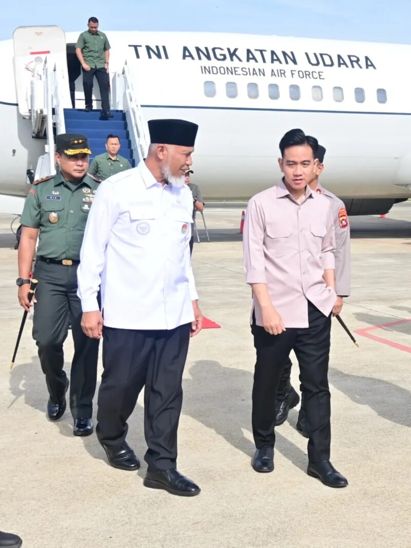 Gubernur Sumbar Mahyeldi menyambut kedatangan Wapres Gibran Rakabuming Raka di BIM, Rabu (30/7/2025). (Foto: IG @humas.sumbar)