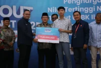 Abinsya Akbar Ramadhan, siswa SMAN 2 Payakumbuh menerima penghargaan dari Telkomsel, Kamis (3/7/2025). (Foto: MC Pemko Payakumbuh)