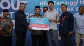Abinsya Akbar Ramadhan, siswa SMAN 2 Payakumbuh menerima penghargaan dari Telkomsel, Kamis (3/7/2025). (Foto: MC Pemko Payakumbuh)