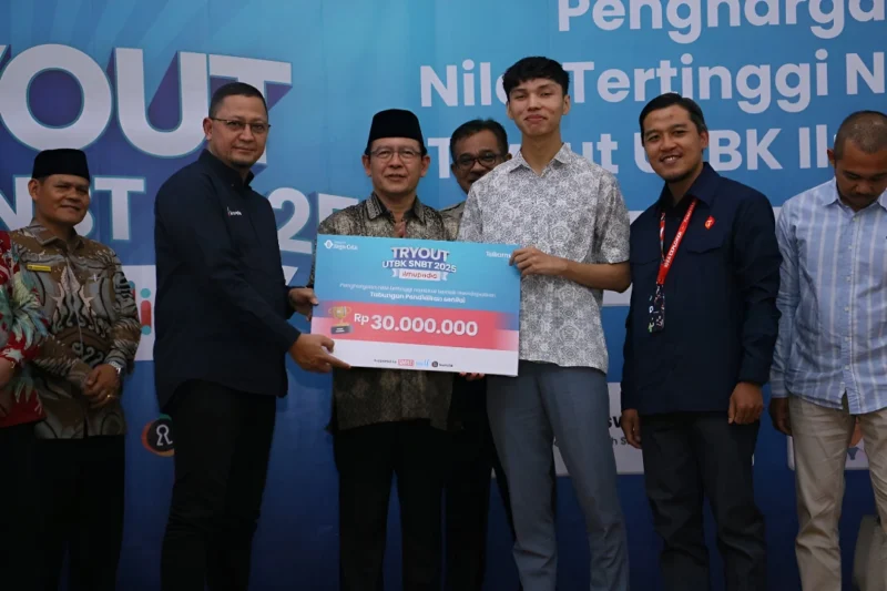 Abinsya Akbar Ramadhan, siswa SMAN 2 Payakumbuh menerima penghargaan dari Telkomsel, Kamis (3/7/2025). (Foto: MC Pemko Payakumbuh)