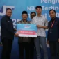 Abinsya Akbar Ramadhan, siswa SMAN 2 Payakumbuh menerima penghargaan dari Telkomsel, Kamis (3/7/2025). (Foto: MC Pemko Payakumbuh)