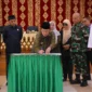 Wali Kota Payakumbuh Zulmaeta menandatangani dokumen pengesahan dua Perda usai rapat paripurna DPRD, Jumat (4/7/2025). (Foto: Pemko Payakumbuh)
