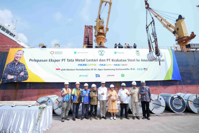 Menteri Perindustrian Agus Gumiwang Kartasasmita pada acara Pelepasan Ekspor Produk Baja Lapis PT Tata Metal Lestari ke AS, di Pelabuhan Tanjung Priok, Jakarta, Jumat (18/7/2025). (Foto: Kemenperin)