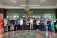 Anggota DPD RI, Irman Gusman foto bersama usai melakukan pertemuan dengan Wakil Bupati Pessel, Risnaldi Ibrahim, Wakil ketua DPRD Pessel, Dani Sopian, dan para tamu undangan lainnya. (Foto: Dok. Sus)