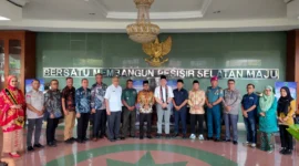 Anggota DPD RI, Irman Gusman foto bersama usai melakukan pertemuan dengan Wakil Bupati Pessel, Risnaldi Ibrahim, Wakil ketua DPRD Pessel, Dani Sopian, dan para tamu undangan lainnya. (Foto: Dok. Sus)