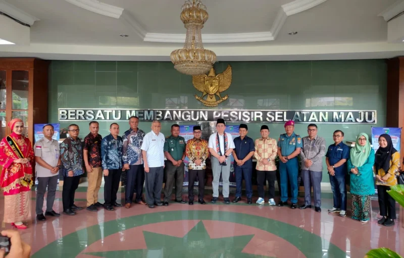 Anggota DPD RI, Irman Gusman foto bersama usai melakukan pertemuan dengan Wakil Bupati Pessel, Risnaldi Ibrahim, Wakil ketua DPRD Pessel, Dani Sopian, dan para tamu undangan lainnya. (Foto: Dok. Sus)
