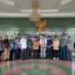 Anggota DPD RI, Irman Gusman foto bersama usai melakukan pertemuan dengan Wakil Bupati Pessel, Risnaldi Ibrahim, Wakil ketua DPRD Pessel, Dani Sopian, dan para tamu undangan lainnya. (Foto: Dok. Sus)