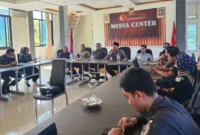 Ketua Bawaslu Pessel, Afriki Musmaidi, Kepala Sekretariat Bawaslu Pessel, Rinaldi dan anggota Bawaslu lainnya saat menggelar RDK bersama staf dan tim BPKPAD. (Foto: Dok. Bawaslu Pessel)