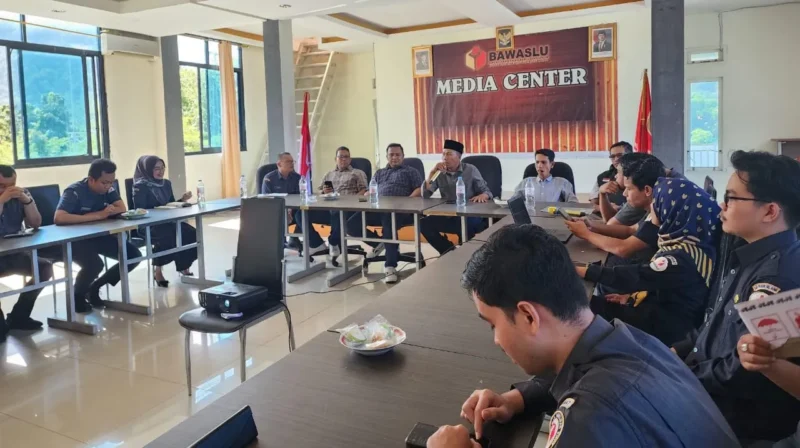 Ketua Bawaslu Pessel, Afriki Musmaidi, Kepala Sekretariat Bawaslu Pessel, Rinaldi dan anggota Bawaslu lainnya saat menggelar RDK bersama staf dan tim BPKPAD. (Foto: Dok. Bawaslu Pessel)