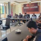 Ketua Bawaslu Pessel, Afriki Musmaidi, Kepala Sekretariat Bawaslu Pessel, Rinaldi dan anggota Bawaslu lainnya saat menggelar RDK bersama staf dan tim BPKPAD. (Foto: Dok. Bawaslu Pessel)