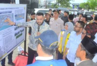 Wali Kota Padang Fadly Amran memaparkan masterplan usulan penanganan kemacetan di sejumlah titik persimpangan bersinyal pada ruas Jalan Bypass II Padang, Kamis (3/7/2025). (Foto: Prokopim Padang) 