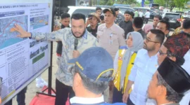 Wali Kota Padang Fadly Amran memaparkan masterplan usulan penanganan kemacetan di sejumlah titik persimpangan bersinyal pada ruas Jalan Bypass II Padang, Kamis (3/7/2025). (Foto: Prokopim Padang) 