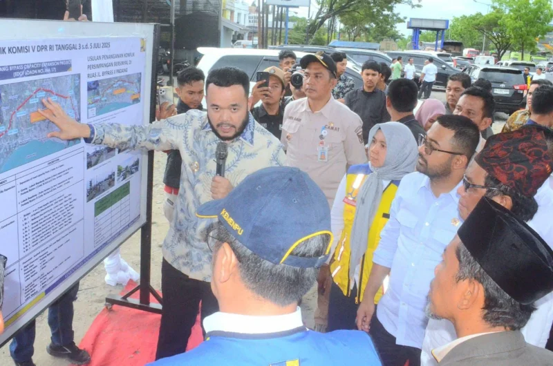 Wali Kota Padang Fadly Amran memaparkan masterplan usulan penanganan kemacetan di sejumlah titik persimpangan bersinyal pada ruas Jalan Bypass II Padang, Kamis (3/7/2025). (Foto: Prokopim Padang) 